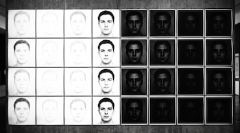 Veinticuatro fotografías de un hombre joven dispuestas en cuadrícula; el rostro se muestra de sobreexpuesto a subexpuesto, con brillo decreciente.