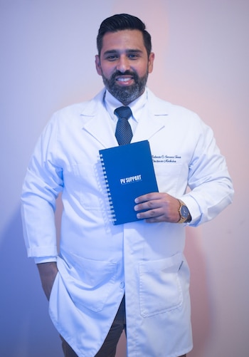 Roberto Serrano Torres, consultor experto en farmacovigilancia de El Salvador . Foto cortesía.