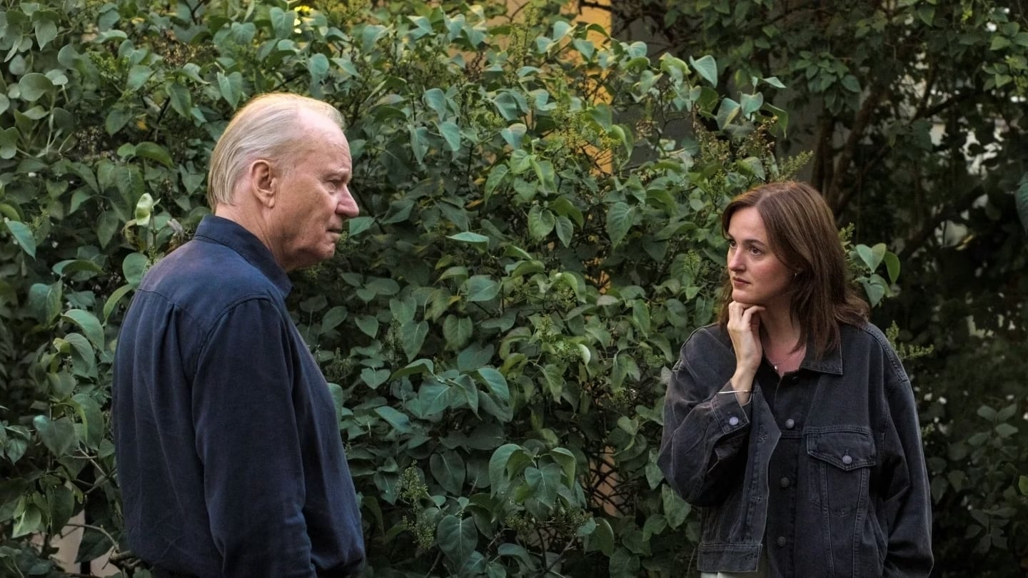 Stellan Skarsgård y Renate Reinsve, frente a frente, padre e hija. Una imagen de