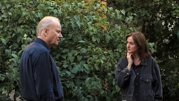 Stellan Skarsgård y Renate Reinsve,