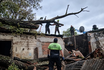 Un árbol cayó sobre una vivienda y destruyó dos casas en Rosario: una madre y sus tres hijos quedaron atrapados