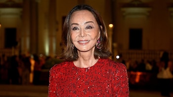 Isabel Preysler deslumbra en su reaparición en la MBFW Madrid junto a Susanna Griso, Pilar Rubio, o Gara Arias