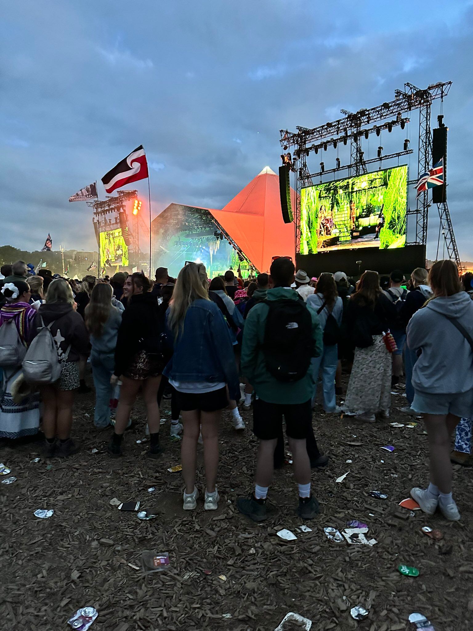 Numerosas imágenes evidencian que el último día de SZA como cabeza de cartel fue decepcionante. (Créditos: X/@samanthajhall_)