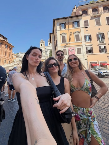 Sabatini realizó paseos con su grupo de amigas por puntos emblemáticos de la ciudad de Roma como la Plaza de España