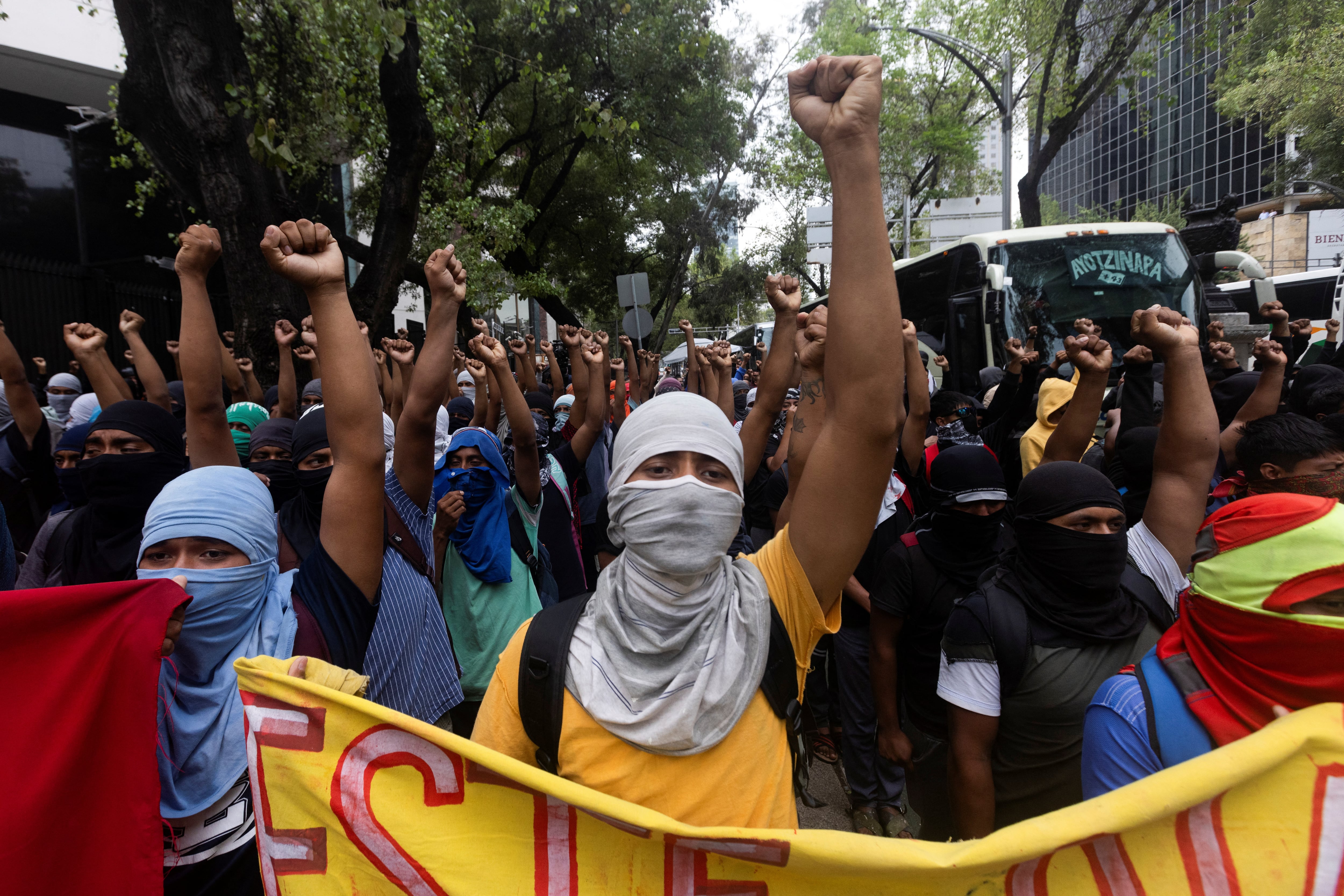 Manifestantes y estudiantes de la Escuela Normal Rural de Ayotzinapa en una protesta en la Ciudad de México, previo al décimo aniversario del ataque ocurrido la noche del 26 de septiembre de 2014 (REUTERS/Quetzalli Nicte-Ha)