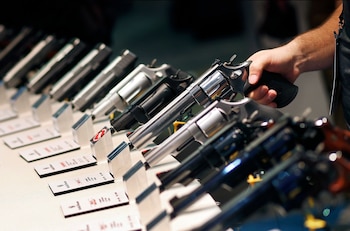 Armas en la casilla de Smith & Wesson en una feria de armamentos en Las Vegas. (AP foto/John Locher)