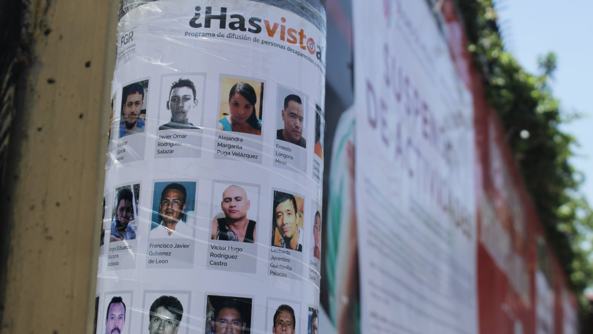 Fichas de búsqueda han sido pegadas en las inmediaciones del Estadio Ciudad de México para visibilizar la crisis de personas desaparecidas en el país sede del Mundial 2026. (Crédito: Jaqueline Viedma/Infobae México)