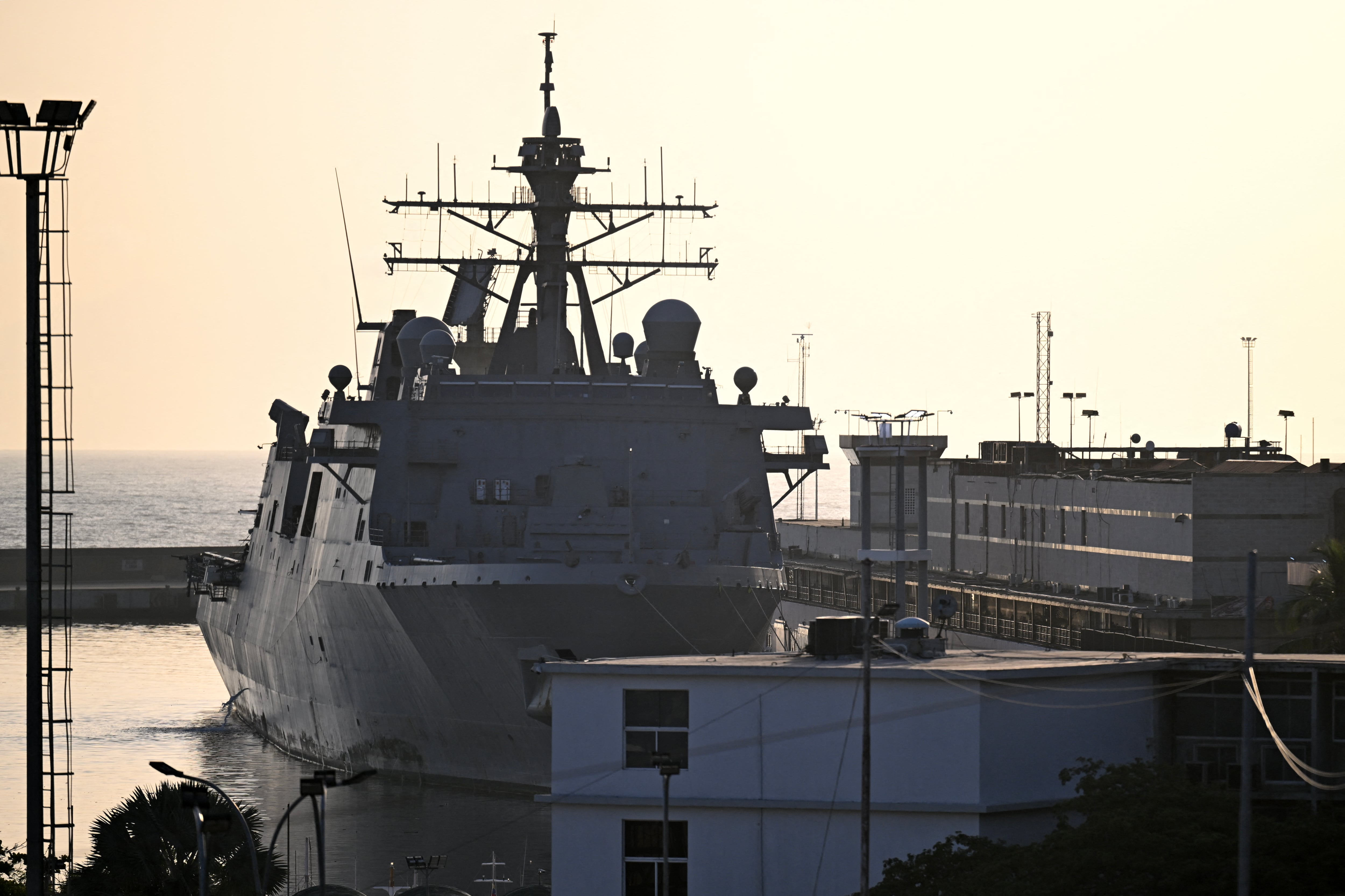 El USS Fort Lauderdale, un buque de transporte anfibio de la Armada estadounidense llegó al puerto de La Guaira