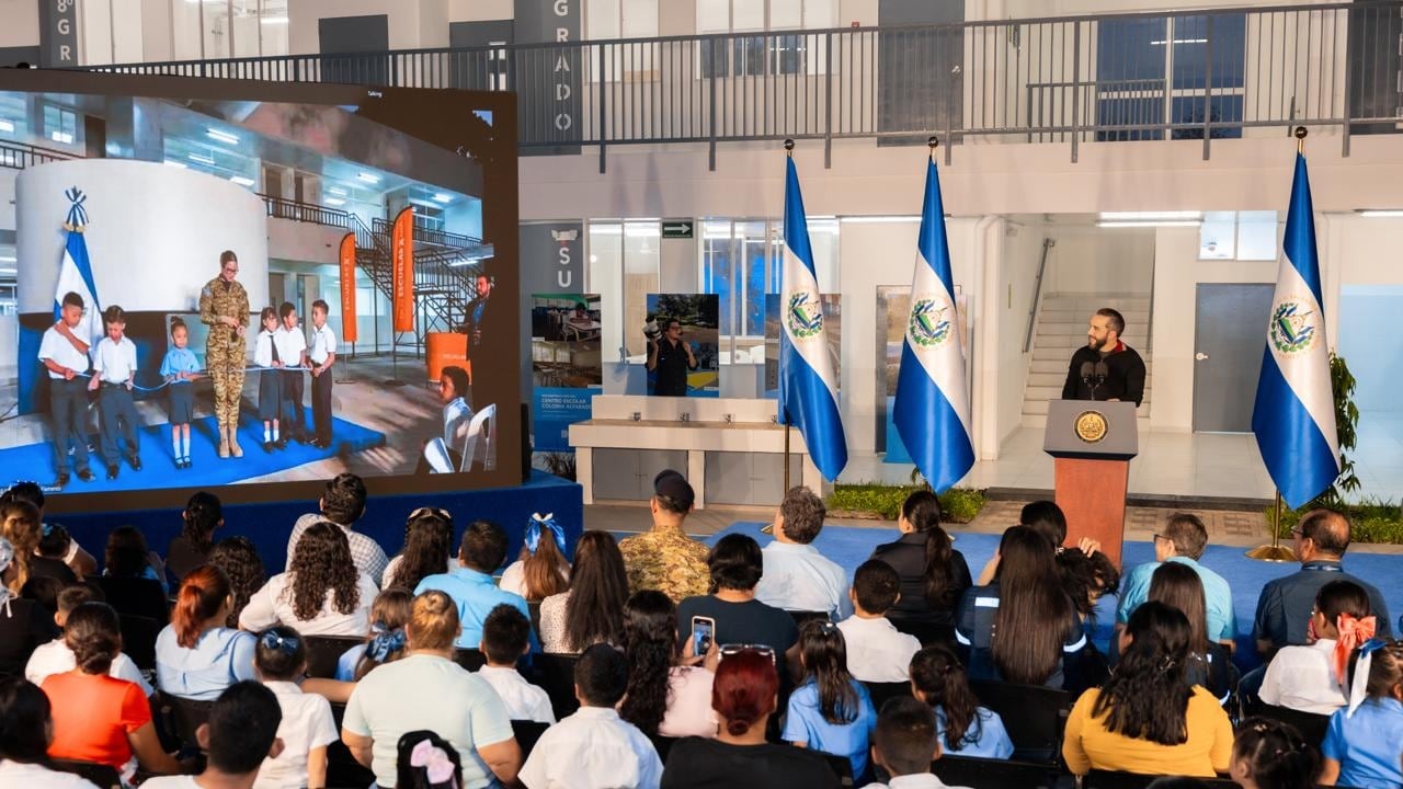 La estrategia de Bukele abarca desde la conectividad hasta materiales didácticos y remodelaciones integrales. Un antes y un después en la infraestructura escolar, con nuevas cifras que sorprenden al país (Foto cortesía Secretaría de Prensa de la Presidencia)