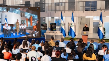 La estrategia de Bukele abarca desde la conectividad hasta materiales didácticos y remodelaciones integrales. Un antes y un después en la infraestructura escolar, con nuevas cifras que sorprenden al país (Foto cortesía Secretaría de Prensa de la Presidencia)