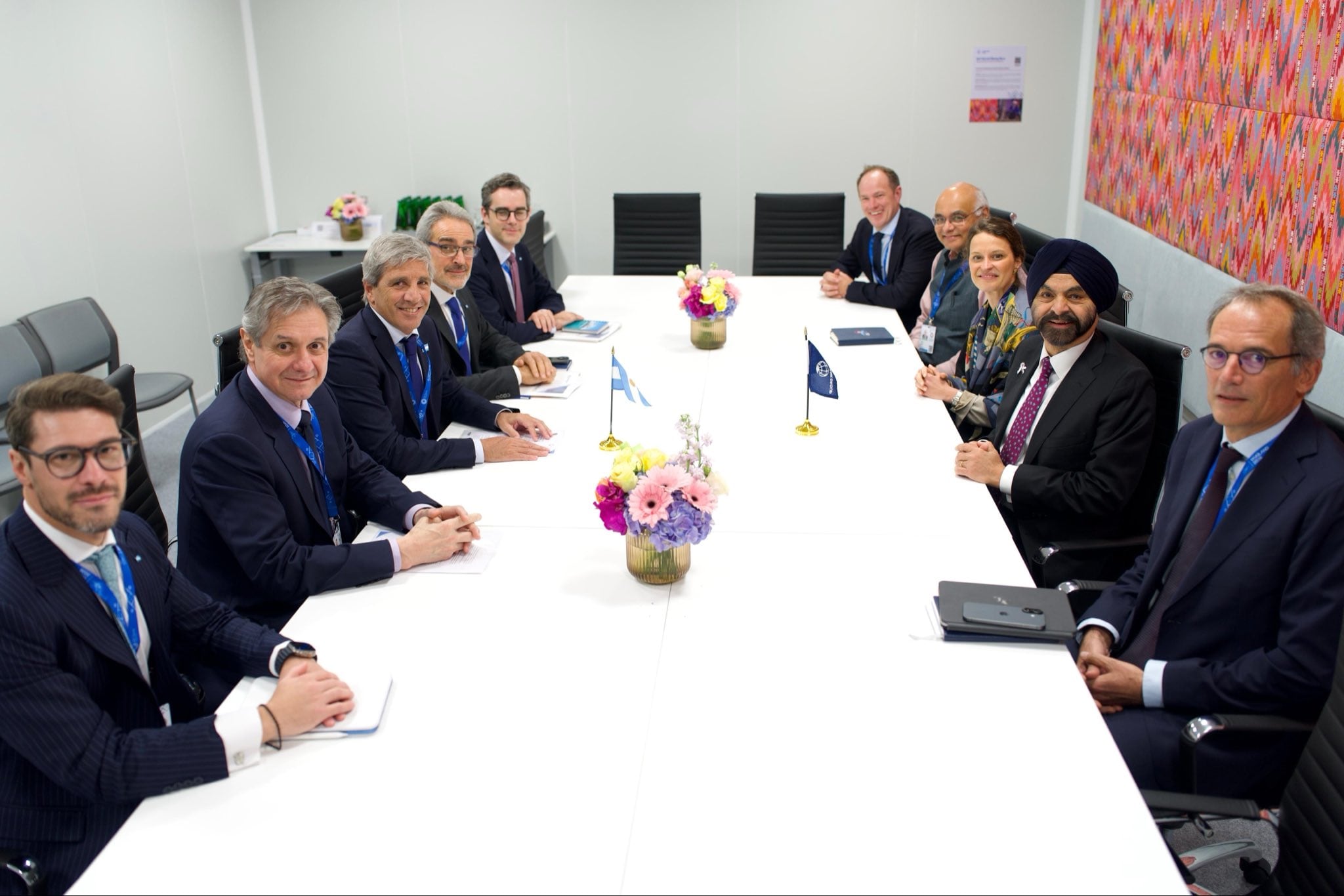 El presidente del Banco Mundial, Ajay Banga, mantiene una reunión bilateral con el ministro de Economía de Argentina, Luis Caputo, y sus delegaciones en una sala de reuniones.