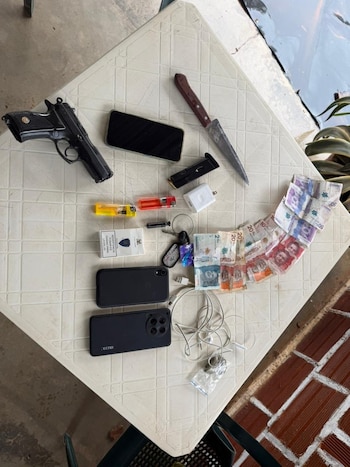 Las autoridades capturaron a dos presuntos integrantes del Frente Iván Merchán, incautando armas, dispositivos móviles, dinero en efectivo y combustible en Puerto Rico - crédito @RafaelaCortesZ / X