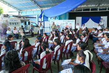 Representantes de la Vicepresidencia, SVET y UNICEF dialogan con estudiantes y docentes sobre la maternidad en adolescentes y la importancia de la seguridad y la restitución de derechos en comunidades vulnerables./(Vicepresidencia de la República)