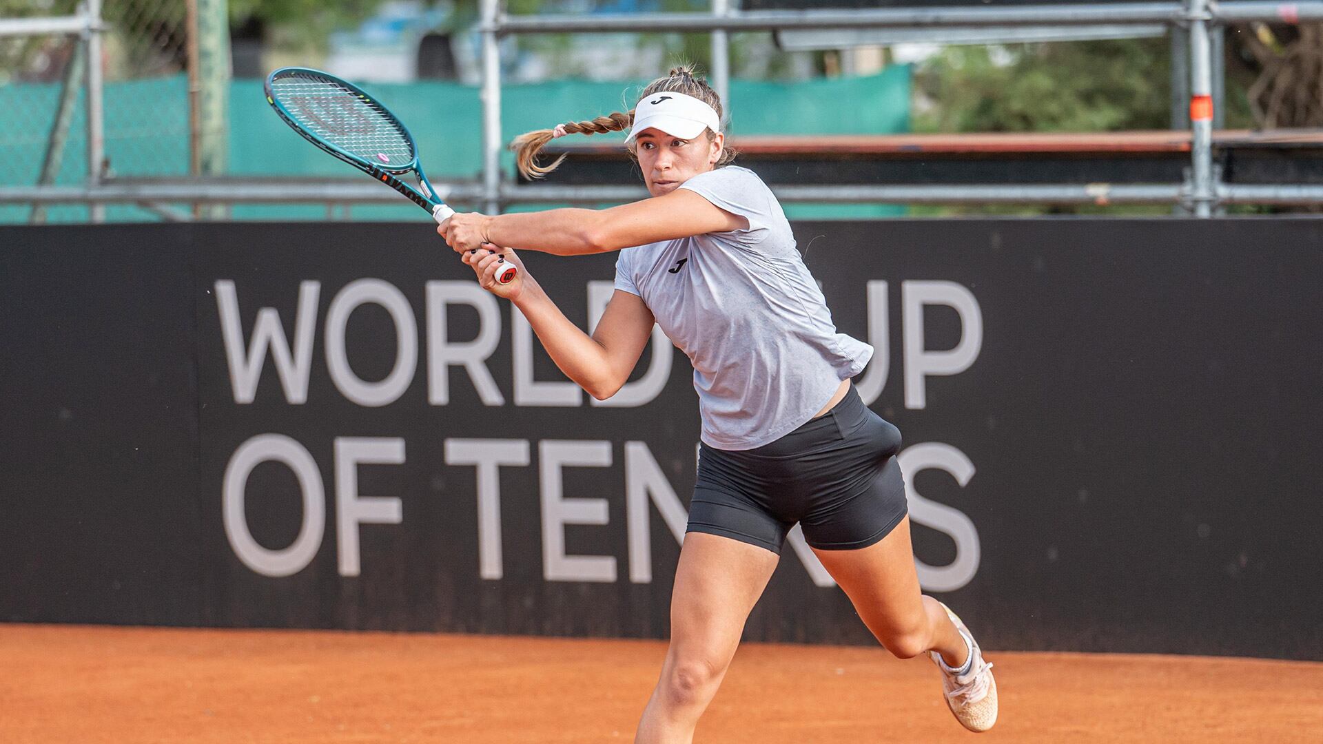 Solana Sierra, número uno del tenis argentino, durante un entrenamiento en el Córdoba Lawn Tenis Club (Crédito: Prensa AAT/Florencia Agulló)