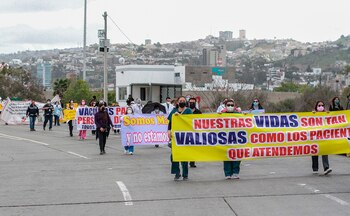 Un grupo de médicos camina