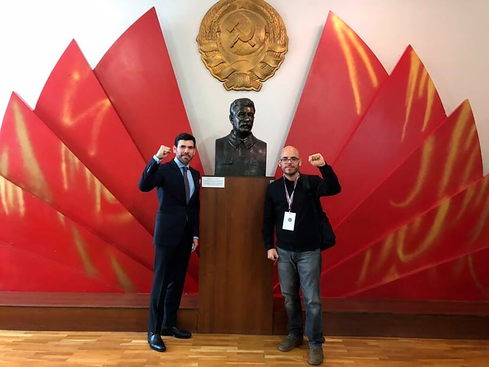 Laureano y Daniel Edmundo Ortega Murillo, hijos de la pareja presidencial de Nicaragua, posan junto al busto del dictador soviético Iósif Stalin, durante el recorrido de la delegación electoral nicaragüense. (Foto 19 Digital)