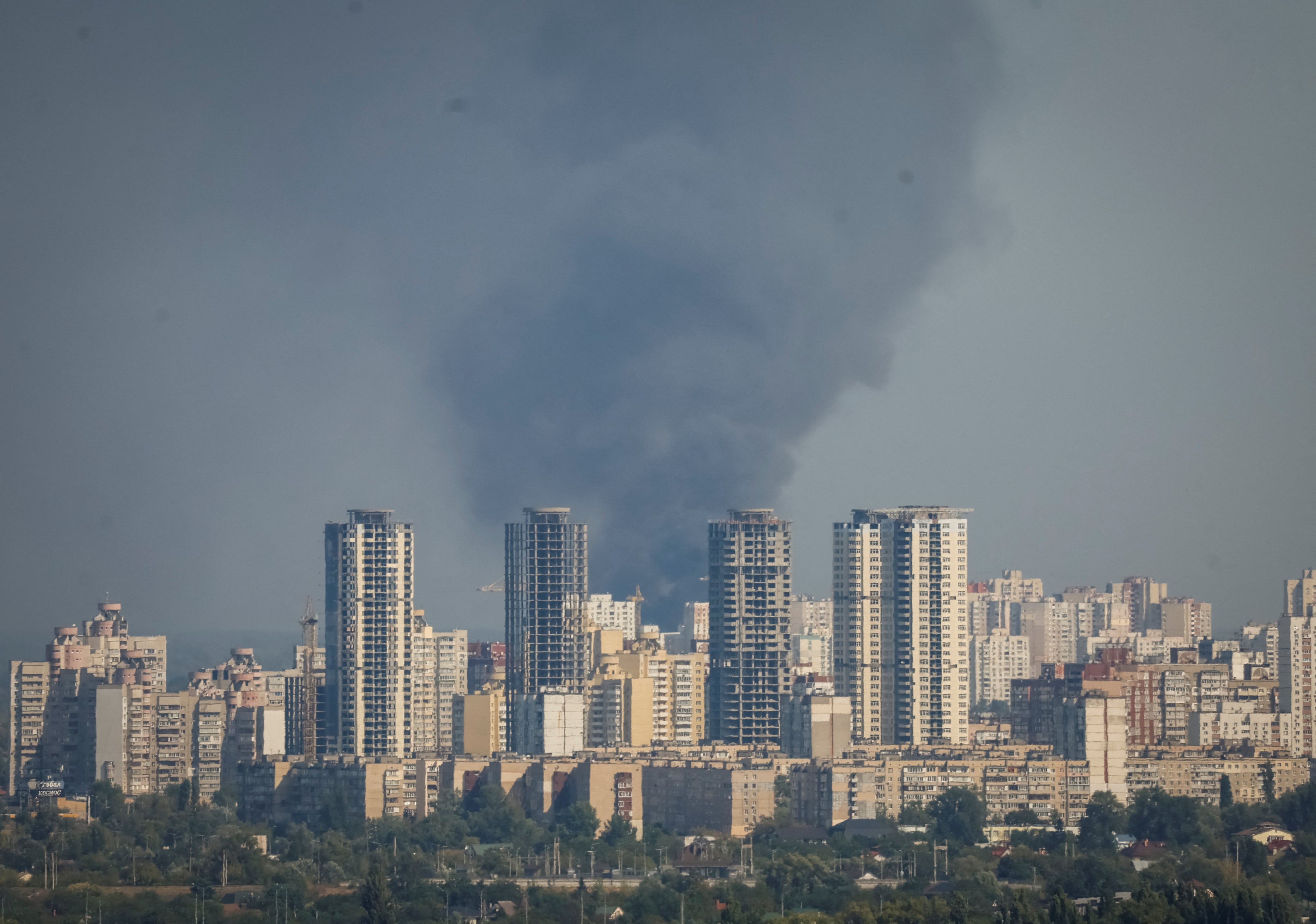 Humo se eleva sobre la ciudad tras un ataque ruso con drones, en Kiev (REUTERS/Gleb Garanich)