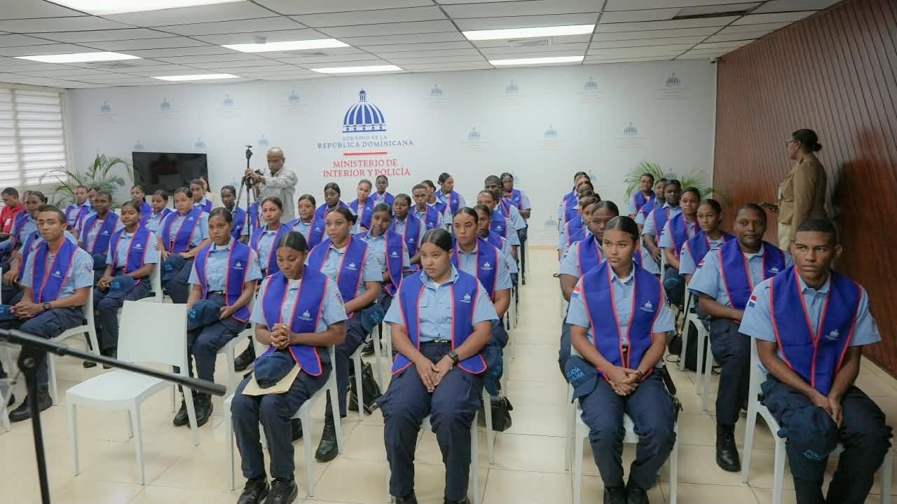 Los egresados recibieron herramientas de intervención, liderazgo y trabajo en equipo para identificar conflictos, orientar a las personas involucradas y promover salidas pacíficas de forma responsable en sus entornos locales (Foto cortesía Ministerio del Interior)
