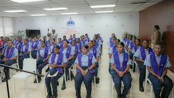Los egresados recibieron herramientas de intervención, liderazgo y trabajo en equipo para identificar conflictos, orientar a las personas involucradas y promover salidas pacíficas de forma responsable en sus entornos locales (Foto cortesía Ministerio del Interior)