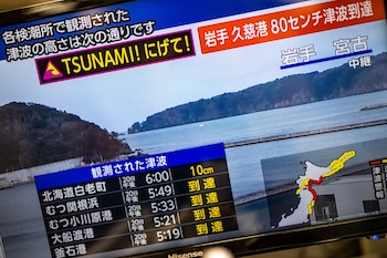 Esta foto muestra un mensaje de advertencia en una pantalla de una transmisión en vivo de NHK con alerta de tsunami, después de que un terremoto sacudiera el norte de Japón, en Tokio, el 20 de abril de 2026. Un terremoto de magnitud 7,4 sacudió el norte de Japón el 20 de abril, informó la Agencia Meteorológica de Japón (JMA), que emitió una alerta de tsunami por olas de hasta tres metros (10 pies). (Foto de Philip FONG / AFP)