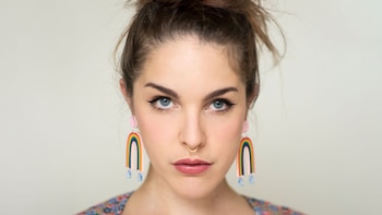 En el libro recorre, con