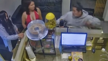 Al despertar, descubrió que habían desaparecido el dinero destinado al pago de su personal, además de tres teléfonos celulares de alta gama - Créditos: Captura de Latina.
