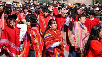 Personas utilizando poncho. (Getty Images)