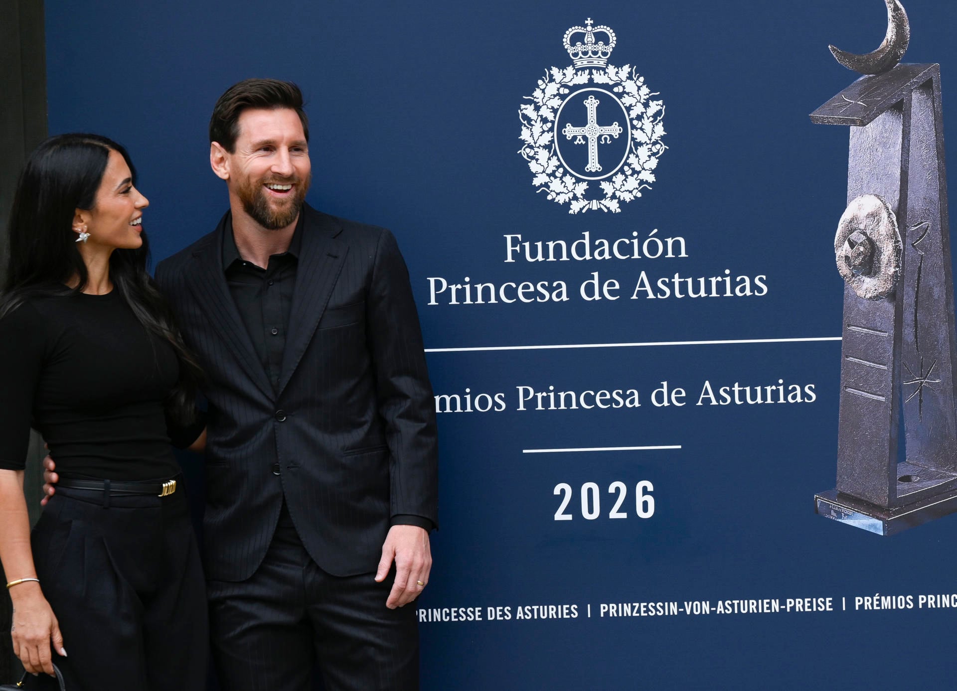 El delantero argentino Leo Messi, galardonado con el Princesa de los Deportes, es recibido este jueves en hotel de La Reconquista de Oviedo. Junto a él, su esposa, Antonella Roccuzzo. (EFE/ Eloy Alonso)