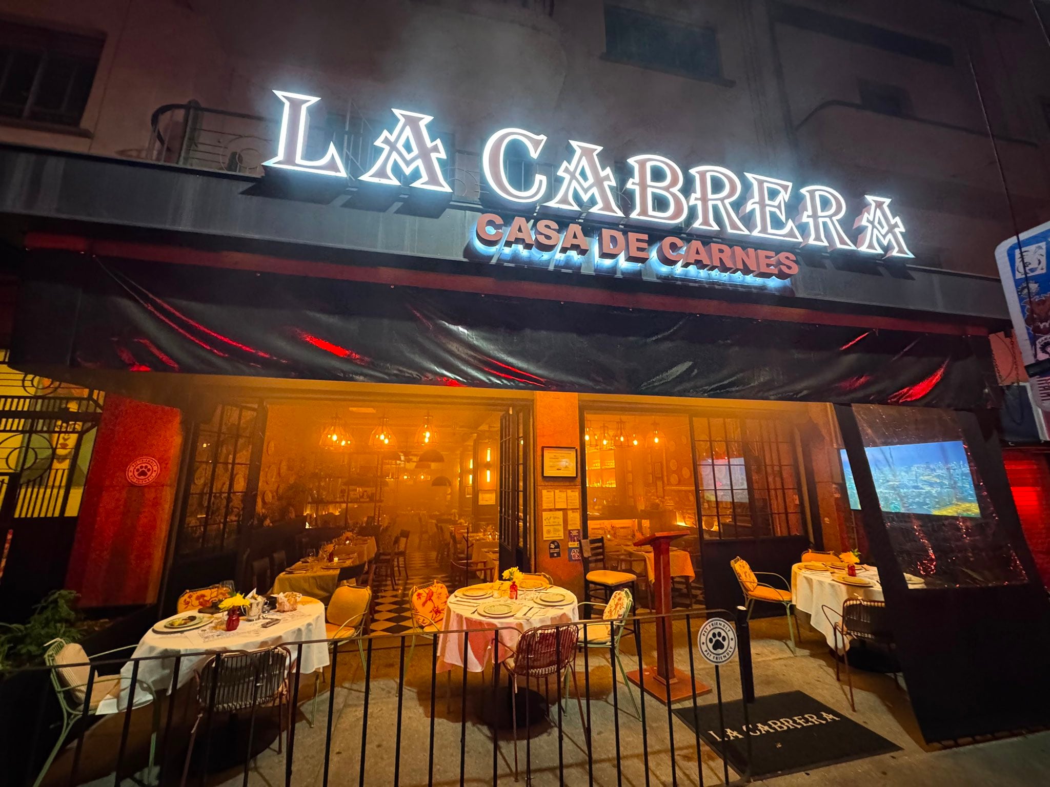 Así lucía el restaurante antes de la explosión (X/ @AlessandraRdlv)