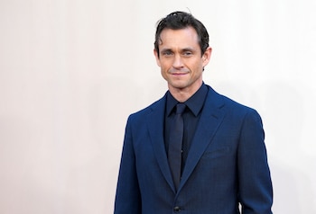 Hugh Dancy y Anne Hathaway despertaron rumores de romance tras compartir el rodaje de Ella está encantada en 2004, aunque el vínculo nunca fue confirmado (REUTERS/Maja Smiejkowska)