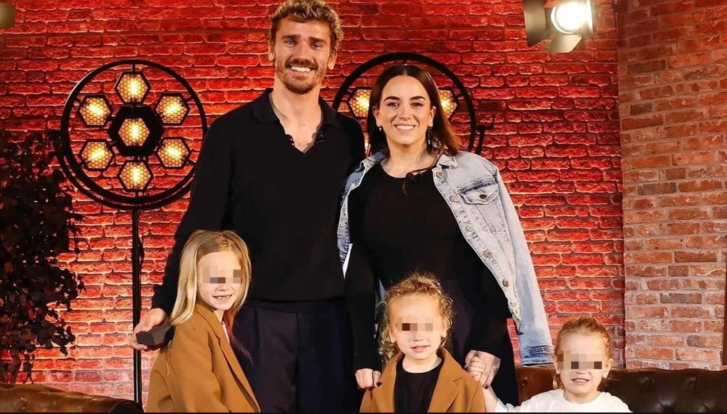 Antoine Griezmann y Erika Choperena con sus tres hijos mayores. (Instagram)