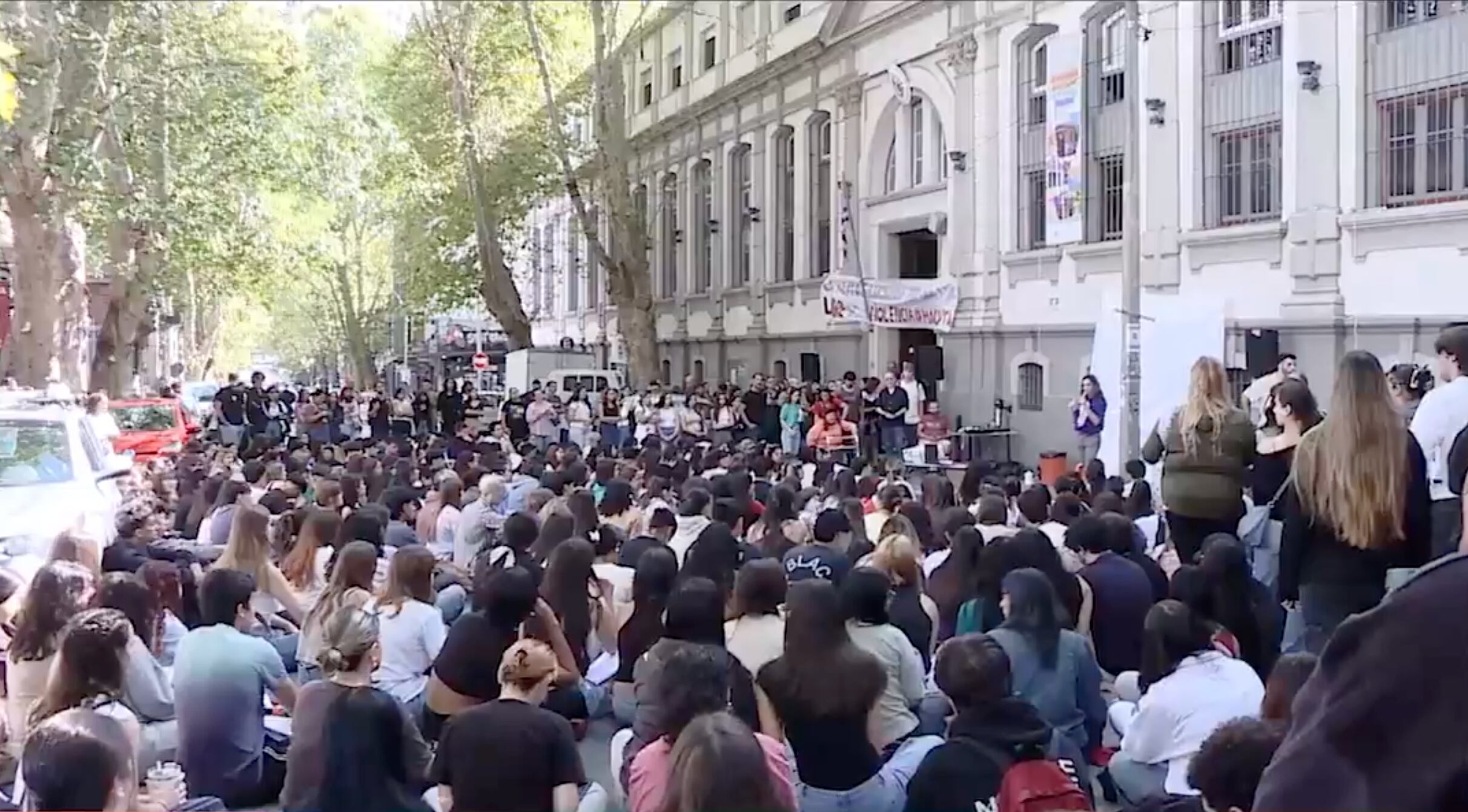 A comienzos de año, clases de Psicología se dictaron en la calle (Captura Telemundo/Canal12)