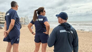 Buscan en Punta del Este a un joven argentino que ingresó al mar con amigos y desapareció