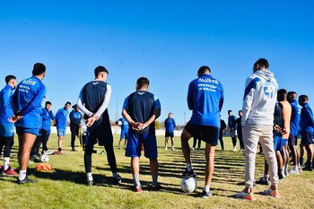 Los futbolistas locales escuchan con