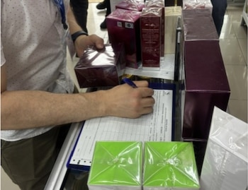 Cosméticos y perfumes sin registro sanitario formaron parte de la mercancía retirada por las autoridades. Cortesía: Ministerio de Salud