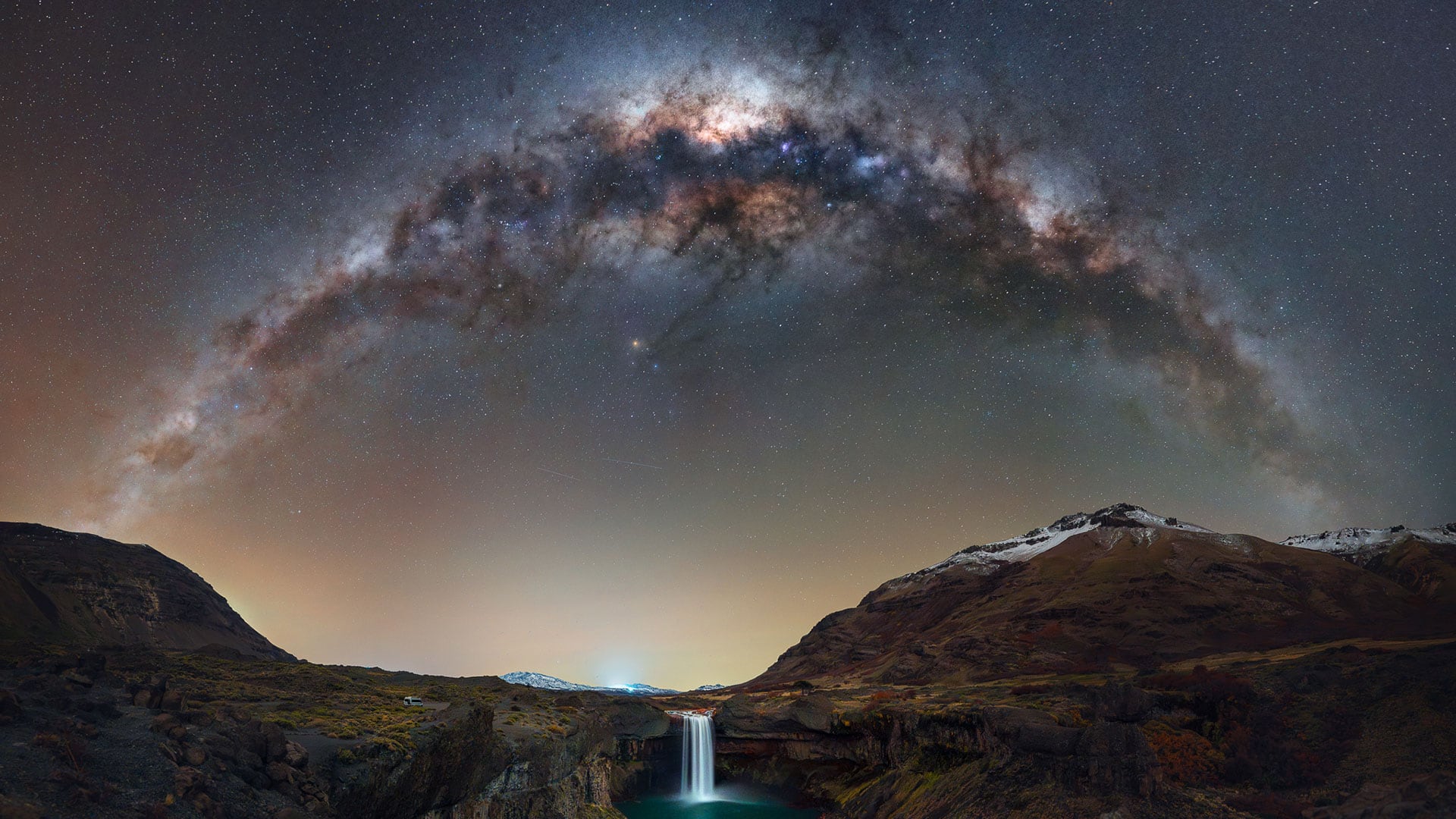 Está fotografía de El Salto del Agrio en Neuquén fue elegida entre las 25 mejores fotografías de la vía láctea del mundo en 2026 por @capturetheatlas