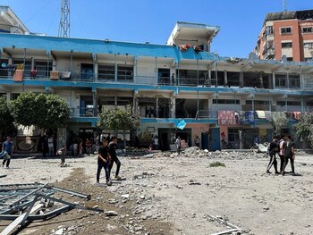 Palestinos inspeccionan el lugar de un ataque israelí contra una escuela de la UNRWA que alberga a personas desplazadas (REUTERS/Doaa Rouqa)