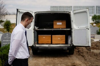 Una camioneta funeraria en España
