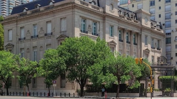 Amenazó con inmolarse frente a la Embajada de Estados Unidos y Casación anuló su probation