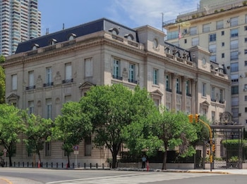 Casación revocó la probation concedida a un acusado de anunciar en X que se inmolaría con explosivos frente a la Embajada de Estados Unidos