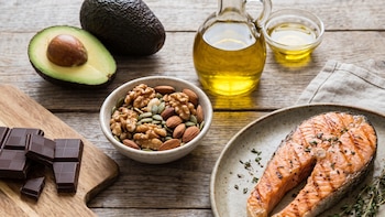 Estas son las grasas que no deben desaparecer por completo de las comidas del día: cuidado con las dietas de internet