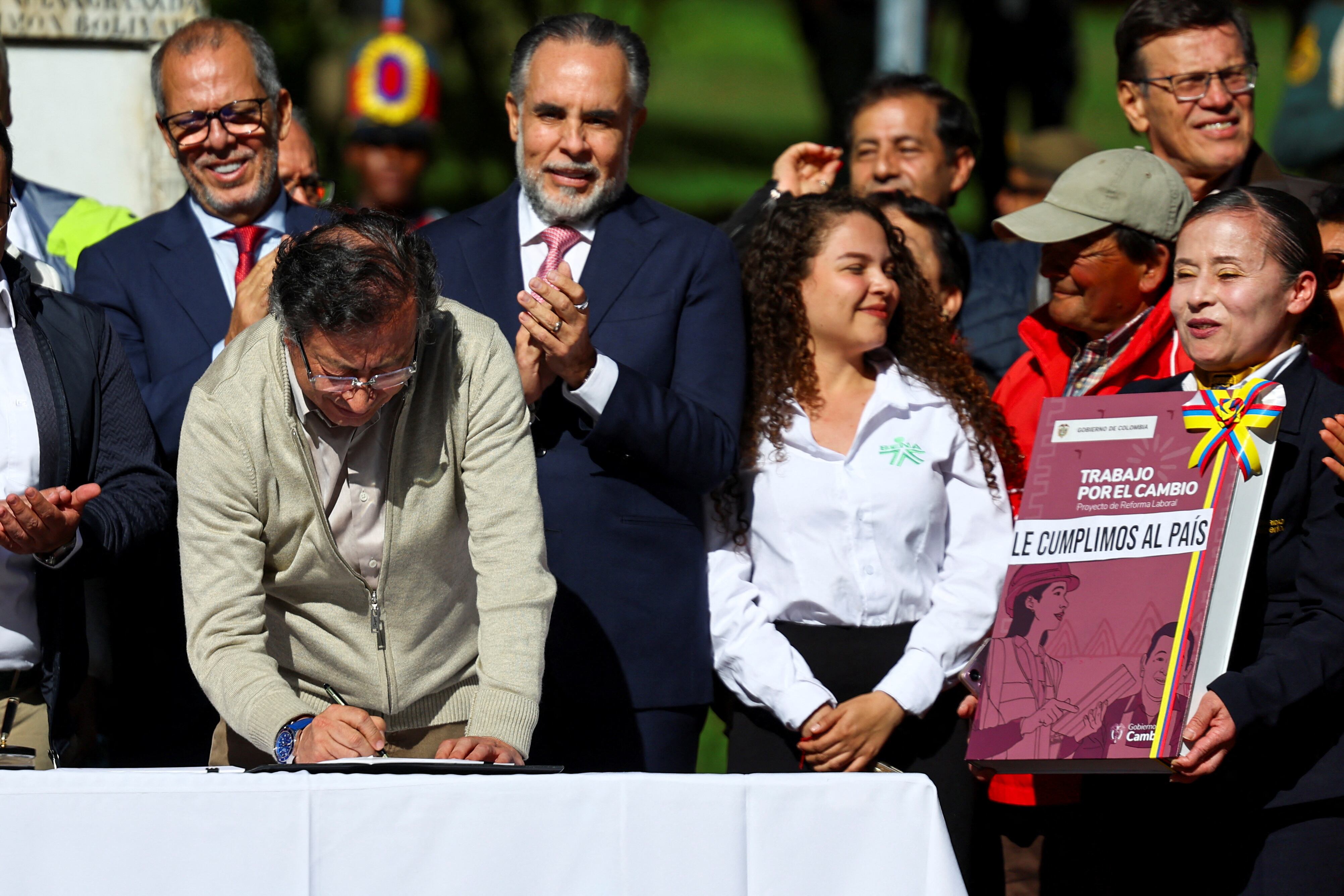 El adelanto del recargo nocturno y el aumento de pagos dominicales son puntos críticos de la reforma laboral aprobada - crédito Luisa Gonzalez/REUTERS