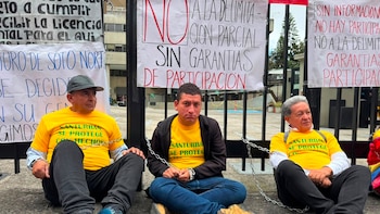 Mineros de Santander se encadenaron a las afueras del Ministerio de Agricultura: aseguran que ‘decretos exprés’ les prohibirían trabajar