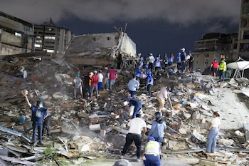 Cuerpos de emergencia buscan víctimas este miércoles, luego de dos fuertes terremotos que sacudieron el Caribe venezolano en Caracas. EFE/ Rayner Peña