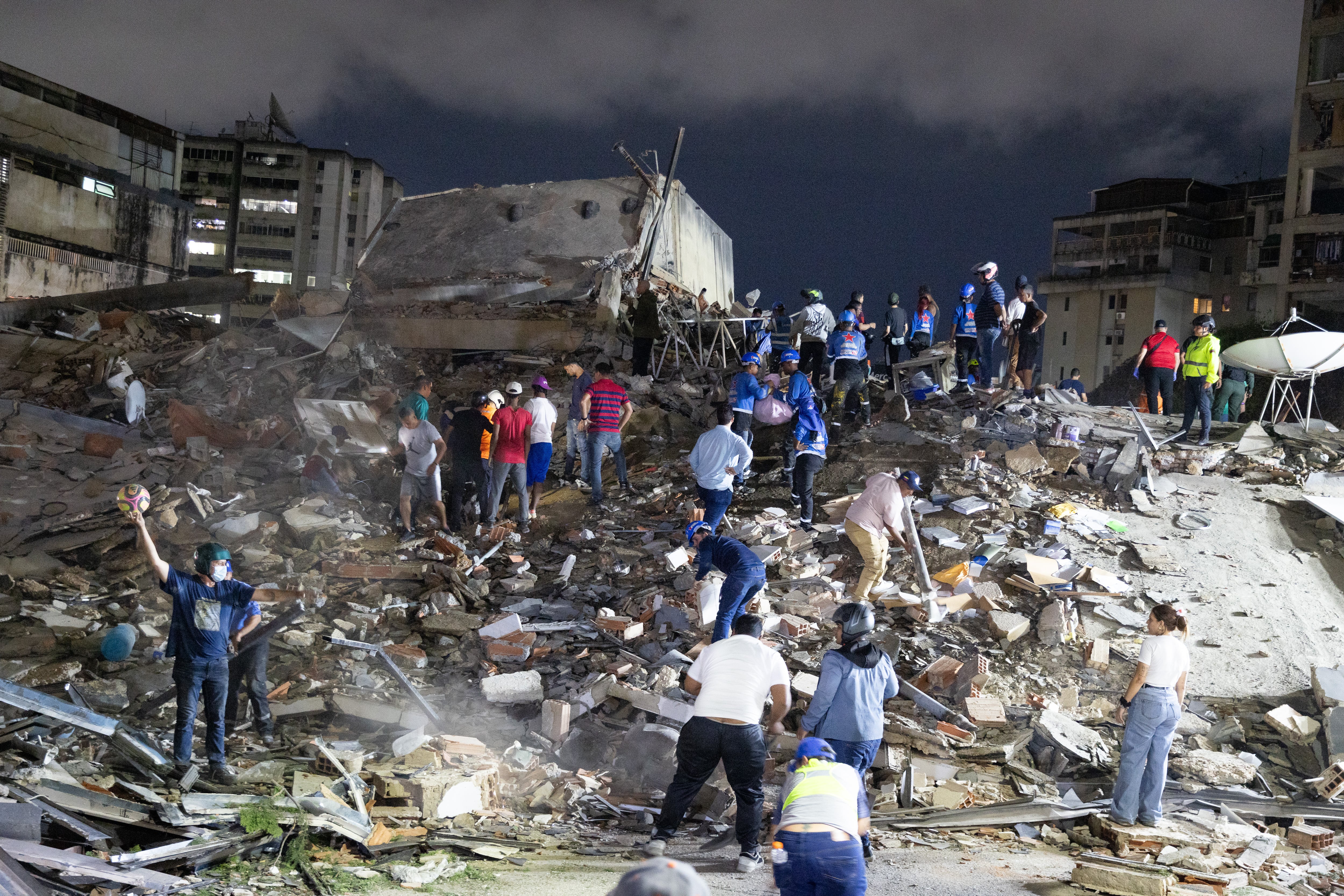 Cuerpos de emergencia buscan víctimas este miércoles, luego de dos fuertes terremotos que sacudieron Venezuela (EFE/Rayner Peña)