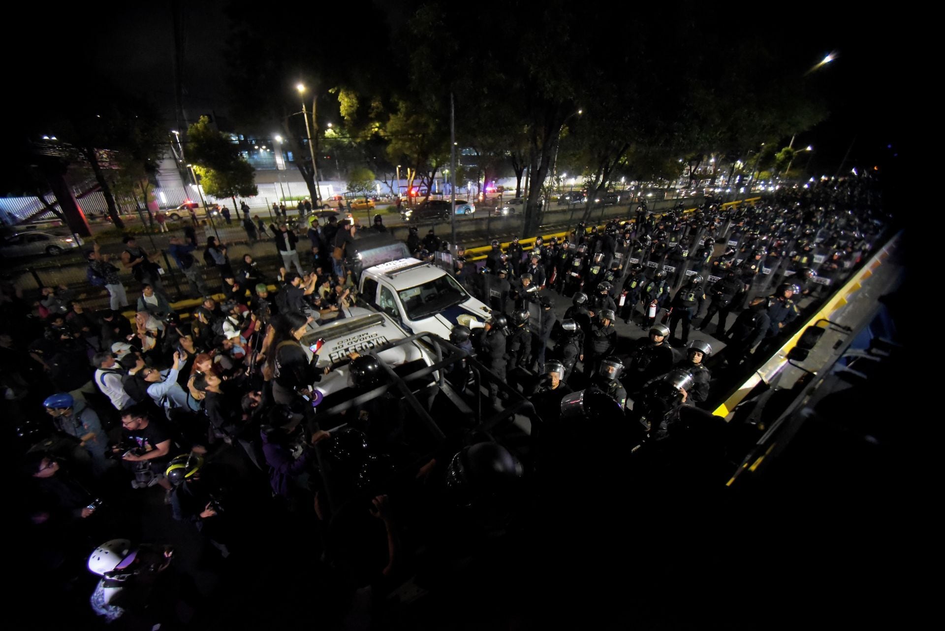 CIUDAD DE MÉXICO, 10JUNIO2026.- Familiares de desaparecidos marcharon con destino al Estadio Ciudad de México, personal de la Secretaría de Seguridad Ciudadana (SSC) resguardaron la zona a la altura de la estación Textitlán del Tren Ligero. FOTO: ALBERTO ROA/CUARTOSCURO.COM