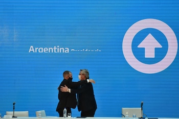 Abrazo en el anuncio del