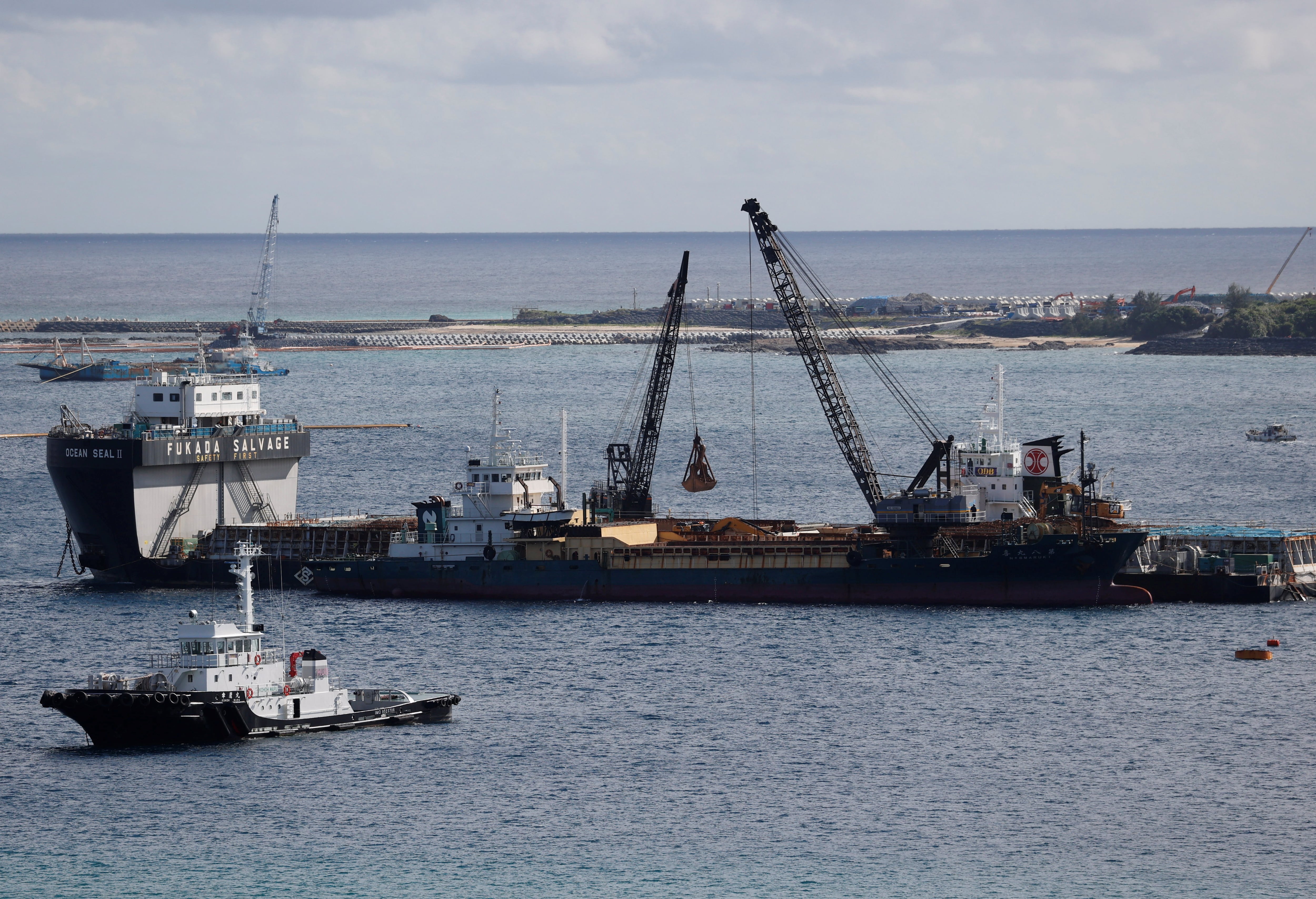 Operaciones de relleno sanitario en la zona costera de Henoko de la base estadounidense Camp Schwab, en Nago, isla de Okinawa, Japón. REUTERS/Issei Kato