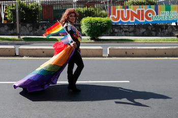 Cientos de salvadoreños exigen respetar derechos de personas LGBTIQ+ en marcha de Orgullo