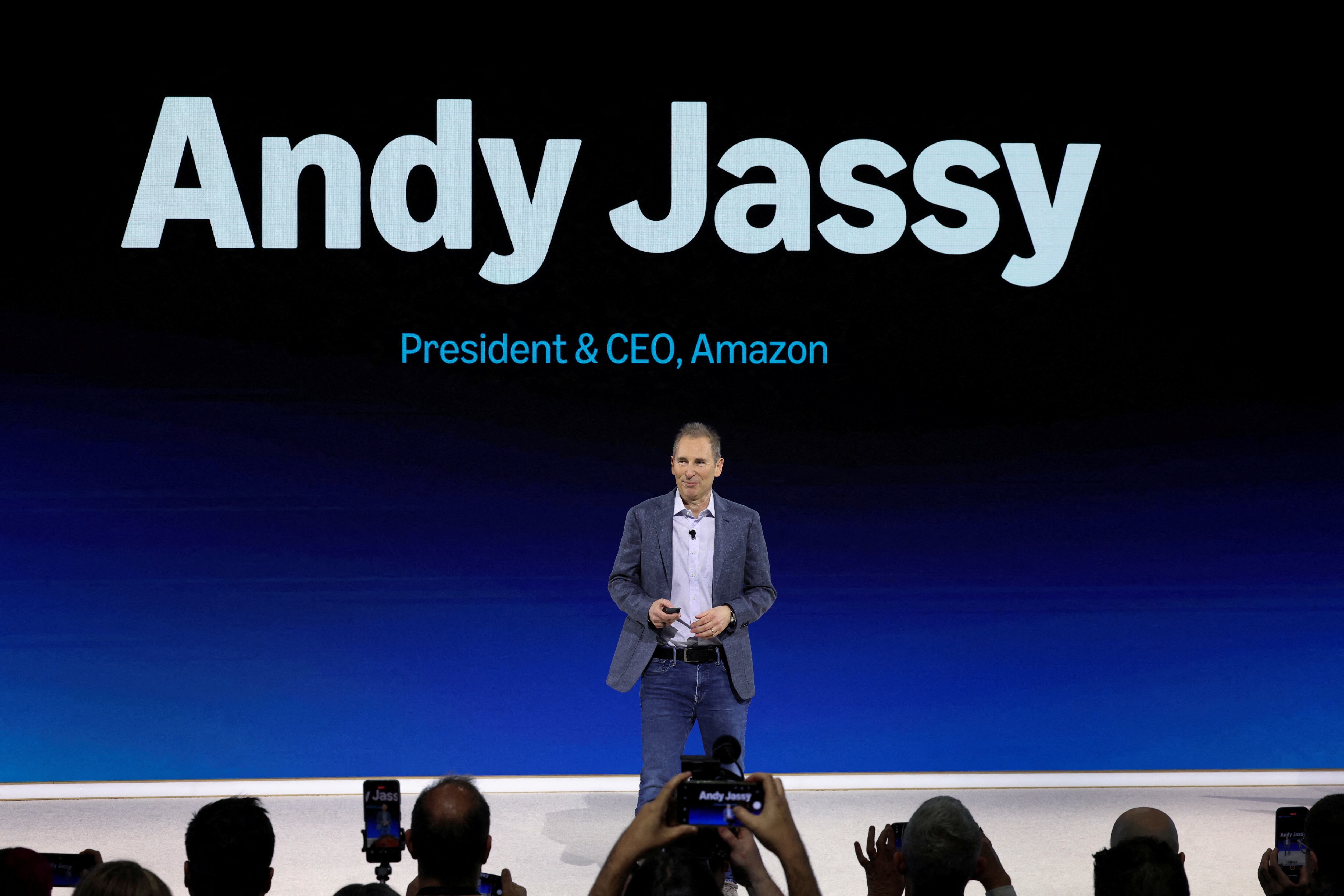 El director ejecutivo Andy Jassy atribuyó el sólido desempeño de Amazon al crecimiento de AWS y a la creciente demanda de soluciones de inteligencia artificial (REUTERS)